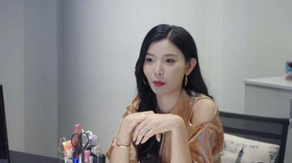 完蛋我被美女包围了房间里的心跳