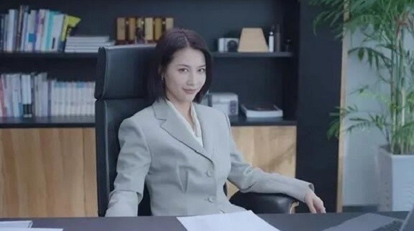 完蛋我被美女包围了房间里的心跳